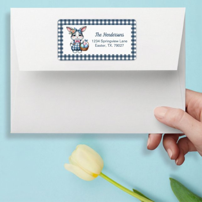 Easter Bunny with Basket of Eggs on Blue Gingham Adressetikett (Skapare uppladdad)