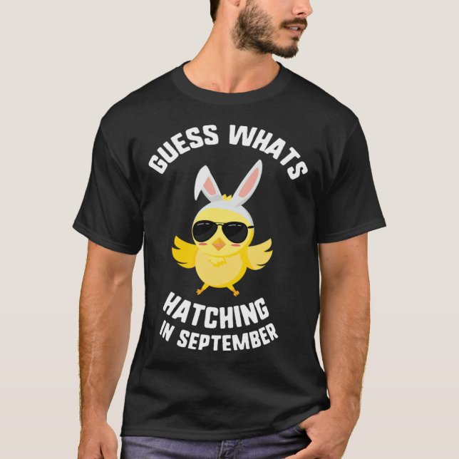 Easter Guess What Hatching In September Chick Sung T Shirt (Framsida)