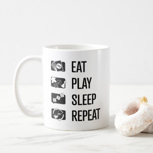 Eat-Play-Sömnspel-Upprepade tavlor Svart Art Mugg