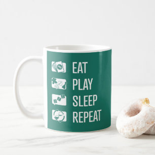 Eat-Play-Sömnspel-Upprepade tavlor White Art Mugg
