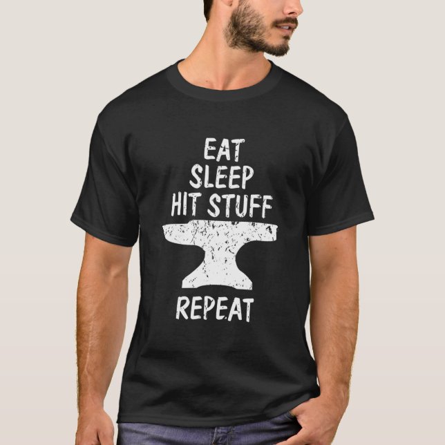 Eat Sleep Hit Stuff Repeat Blacksmith Anvil Forgin T Shirt (Framsida)