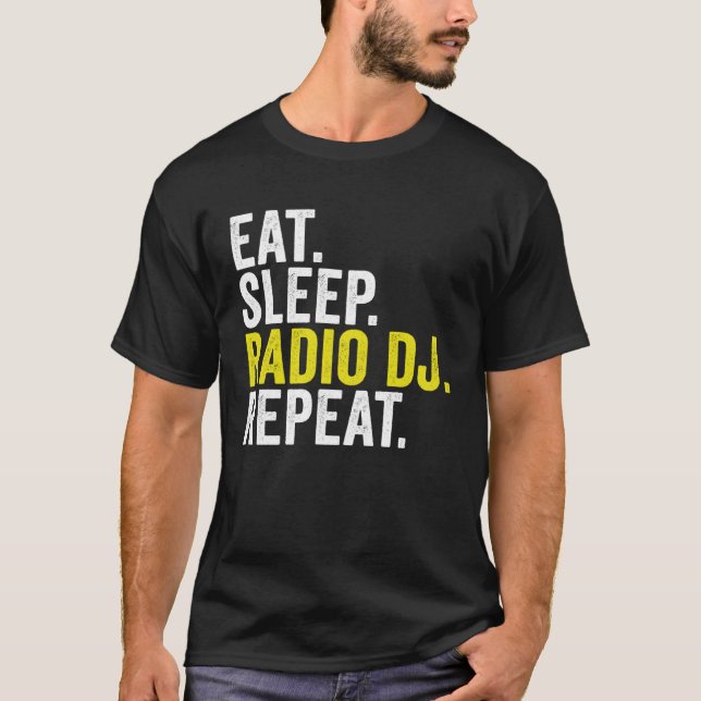 Eat Sleep Radio DJ Repeat  Disc Jockey T Shirt (Framsida)