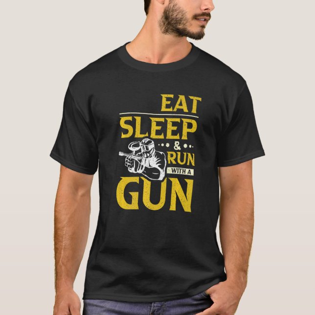 Eat Sleep & Run With a Gun Paintball T Shirt (Framsida)