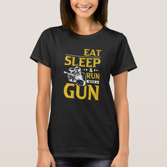 Eat Sleep & Run With a Gun Paintball T Shirt (Framsida)