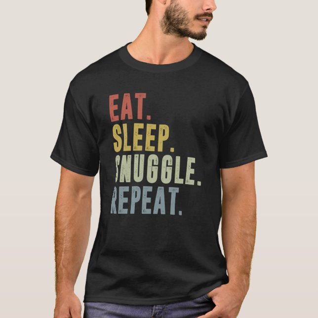 Eat Sleep Snuggle Repeat Snuggling T Shirt (Framsida)
