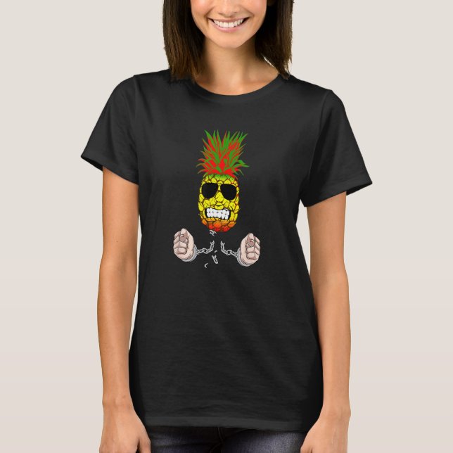 Eating pineapples is powerful giving energy t shirt (Framsida)