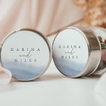 Ebb Tide | Kustvattenfärg Bröllop Runt Klistermärke<br><div class="desc">Perfekt till strand eller sommar bröllop,  vår Ebb Tide-samling har en strand,  kustkänsla som är subtil och underskattad. Utformningen har en ren dammig övertoning med den blå vattenfärgsövertoningen i periwinkle med en grakande kurva som framkallar bb och havsflödet. Elegant serif-bokstäver i mjukt grått slutför utseendet. Anpassa med namnen.</div>