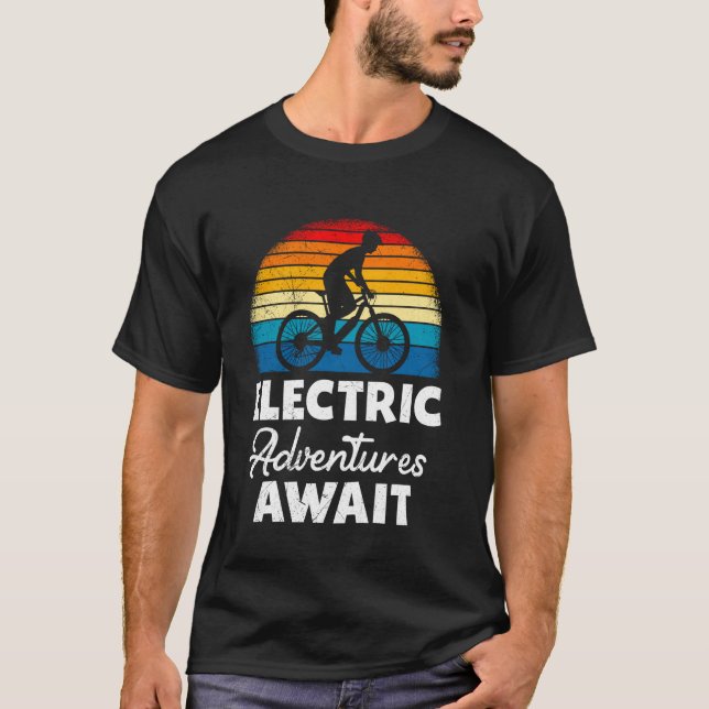 EBike ELECTRIC ÄVENTYR AWAIT E-Bike Funny Elect T Shirt (Framsida)