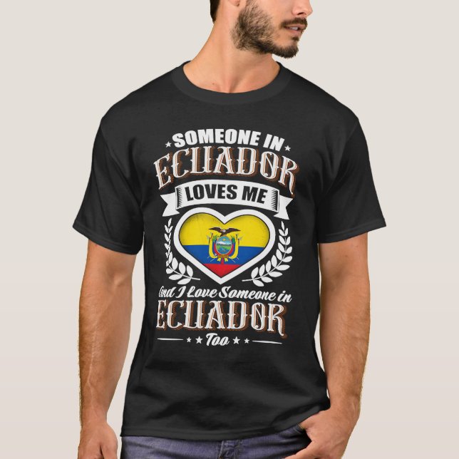 Ecuador Heart Flag Someone in Ecuador Loves Me T Shirt (Framsida)