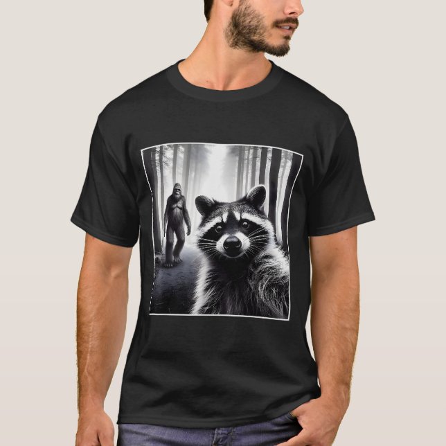 Ed Raccoon Selfie With Sasquatch Bigfoot Funny Rac T Shirt (Framsida)