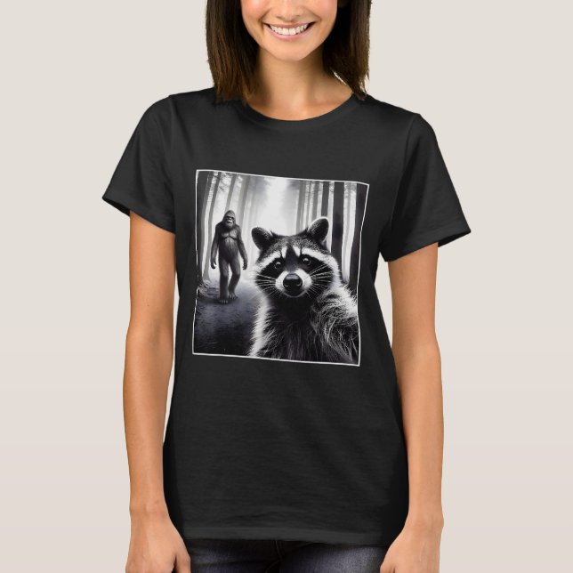 Ed Raccoon Selfie With Sasquatch Bigfoot Funny Rac T Shirt (Framsida)