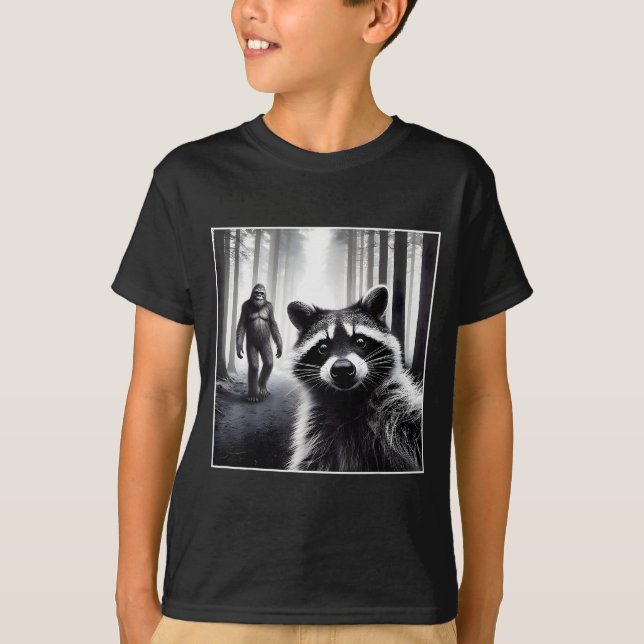 Ed Raccoon Selfie With Sasquatch Bigfoot Funny Rac T Shirt (Framsida)