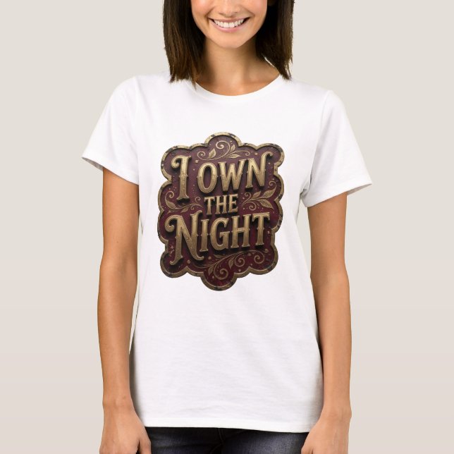 Edgy Guld I ÄGER NATTEN Slogan T-shirt (Framsida)