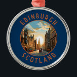 Edinburgh Scotland Retro Distress Circle Julgransprydnad Metall<br><div class="desc">Edinburghs retro-vektorresedesign. Edinburgh är Skottlands kompakta,  storkapital. Den har en medeltida gammal stad och elegant Georgian New Town med trädgårdar och nyklassisk byggnad.</div>