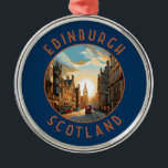 Edinburgh Scotland Retro Distress Circle Julgransprydnad Metall<br><div class="desc">Edinburghs retro-vektorresedesign. Edinburgh är Skottlands kompakta,  storkapital. Den har en medeltida gammal stad och elegant Georgian New Town med trädgårdar och nyklassisk byggnad.</div>