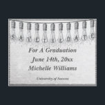 Edison Glödlampa Examen Spara Datum Meddelande Vykort<br><div class="desc">Grattis till dig eller din examen! Skicka ett examens-kort för att spara datum till din familj och vänner.  Vintage retroinspirerad grafisk konst design har en sträng av antika Edison klara glaskulor.  Inuti glödlamporna står texten: Spara Datum.  Designen har texturer och linjekonst för att ge vykortet en retro stil känsla.</div>