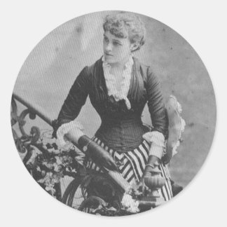 Edith Wharton på trapporklistermärkearna Runt Klistermärke