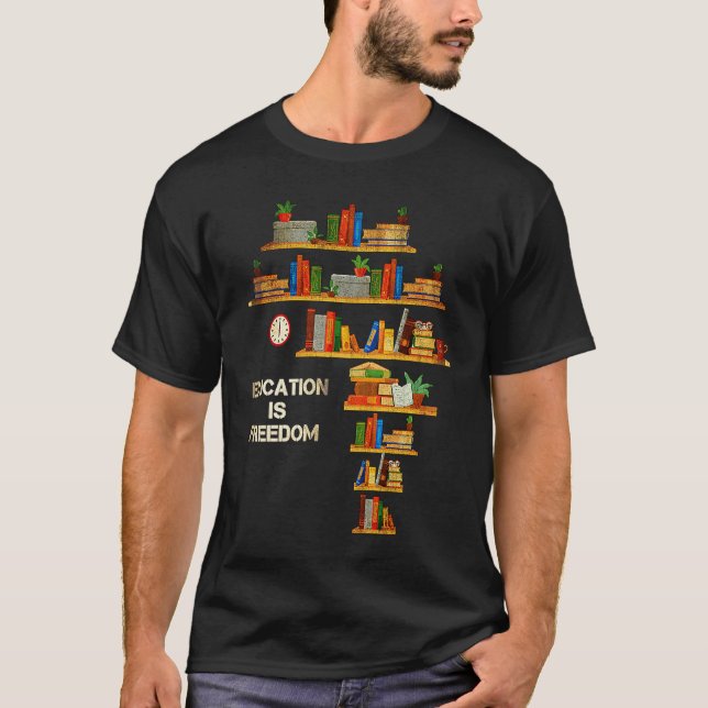 Education Freedom Africa Map Bookshelf Black Histo T Shirt (Framsida)