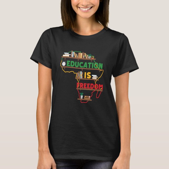 Education is Freedom Map of Africa Bookshelf Black T Shirt (Framsida)