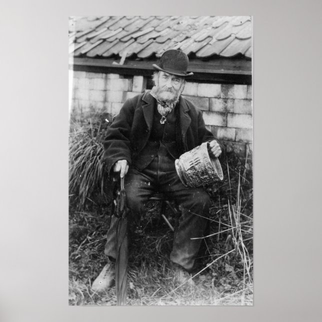 Edward Bingham som innehar en av sina slott Poster (Framsidan)