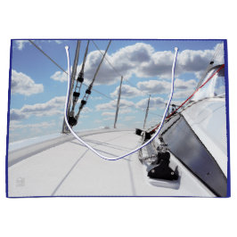 Een gangboord van een zeiljacht in helder weer.