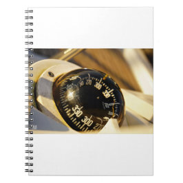 Een kompas dat helpt navigeren en koers houden. anteckningsbok