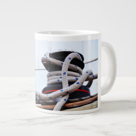Een zeiljacht close up van een lier op een boot. jumbo mugg