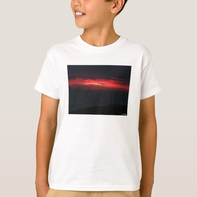 Eerie But Beautiful Sunset T Shirt (Framsida)