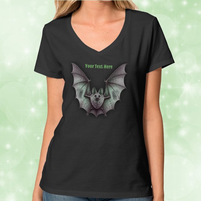 Eerie Flies Grått Fladdermus Glowing Grönt T Shirt (Eerie spooky Halloween grey glowing green flying bat on woman's tee shirt.)