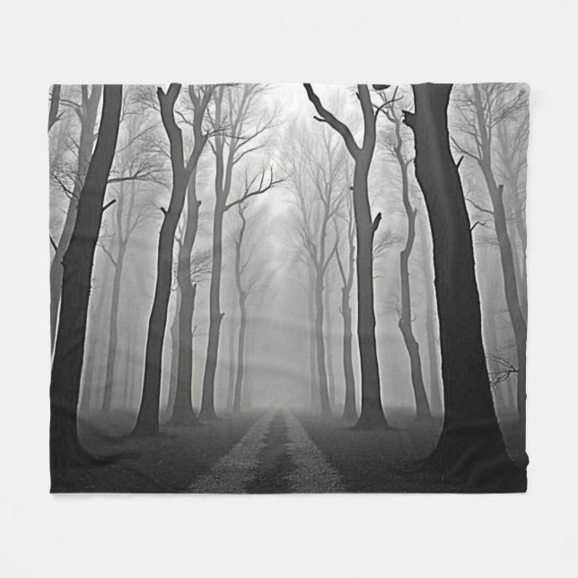 Eerie Foggy Forest Path Art Fleecefilt (Framsidan (Horisontell))