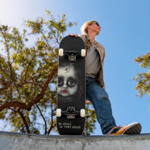 Eerie Gothic Doll med Blood Halloween Mini Skateboard Bräda 18,5 Cm