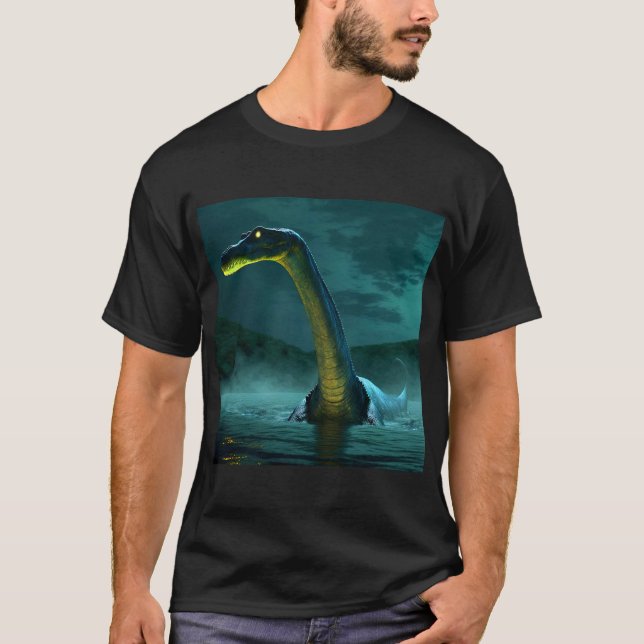Eerie Loch Ness Monster med Glowing Öga på natten T Shirt (Framsida)