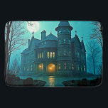 Eerie Victorian Mansion Moonlight Badrumsmatta<br><div class="desc">Utrymma in i en värld av gettiska mysterier med den här hisnande bilden av en belyst Victoriansk mansion. Denna fruktansvärt vackra scen, med sin verkliga glöd och mörk, romantiska allure, skapades av AI och förstärktes noggrant av en skicklig konstnär för enastående unika och kreativitet. Perfekt för att lägga till en...</div>