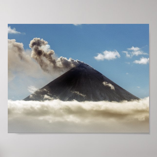 Effektivt utbrott Klyuchevskoy Volcano. Kamchatka Poster (Framsidan)