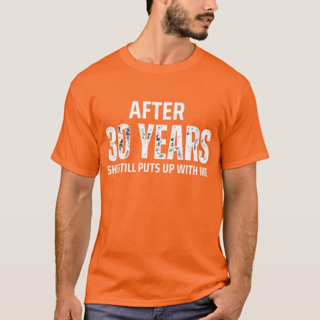 EFTER 30 ÅR STÅR HON FORTFARANDE MED MIG T SHIRT (Framsida)