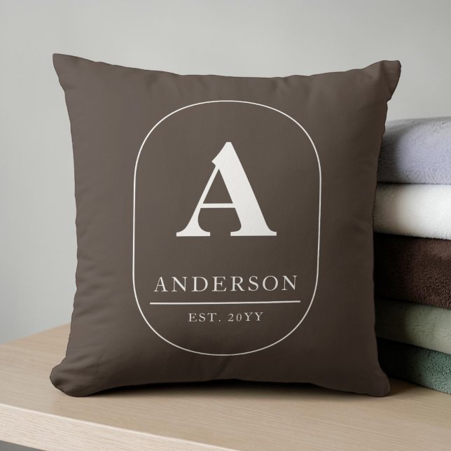 Efternamn Etablerat Brunt Anpassad Monogram Kudde (Family Name Established Brown Custom Monogram Throw Pillow)