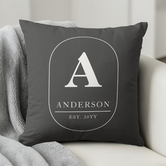 Efternamn Etablerat Grått Anpassat Monogram Kudde (Family Name Established Gray Custom Monogram Throw Pillow)