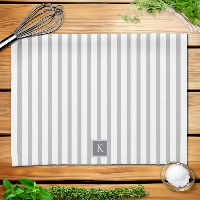 Efternamn Grått White Stripe Kökshandduk (Last Name Gray White Striped Kitchen Towel)