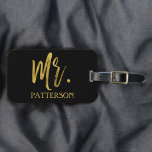 Efternamn Märkrn Guldvallagsbagage Bagagebricka<br><div class="desc">Märkrn Faux Gold Foil Modern Typography Luggage Bag. Den här Mr. bag-märkrn är perfekt för ett modernt Bröllop. Fru Guld,  även bagagemärket står till förfogande.</div>