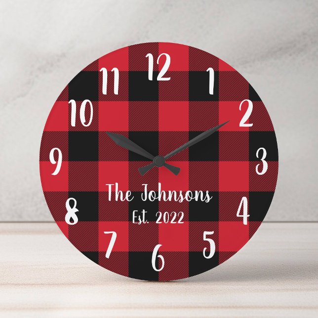 Efternamn Röd Buffalo-ruta Rund Klocka (Family Name Red Buffalo Plaid Round Clock)