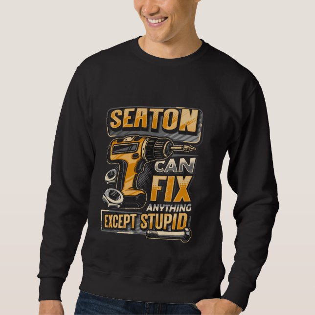 Efternamn Seaton Kan Fixa Vad Som Helst Utom Dumhe Lång Ärmad Tröja (Framsida)