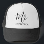 Efternamn Simple Make Groom Newlyowed Keps<br><div class="desc">Enkel truckerkeps med "Mr" i ett elegant-skript tillsammans med ditt efternamn i svart över en vit bakgrund. Denna moderna truckerkeps gör en underbar bröllop-gåva till en groom till bäran på hans smekmånad.</div>