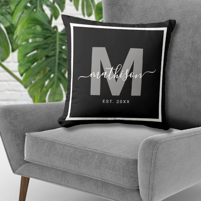 Efternamn Svart Nygift Monogram Kudde (Family Name Black Newlywed Monogram Throw Pillow )
