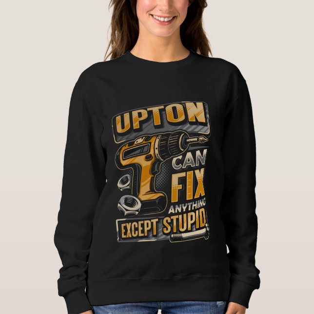 Efternamn Upton Kan Fixa Vad Som Helst Utom Dumhet T Shirt (Framsida)