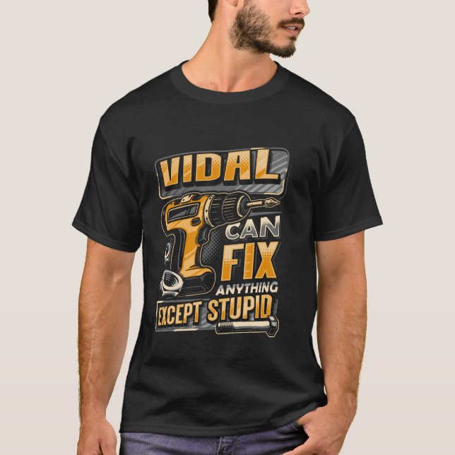 Efternamn Vidal Kan Fixa Vad Som Helst Utom Dumhet T Shirt (Framsida)