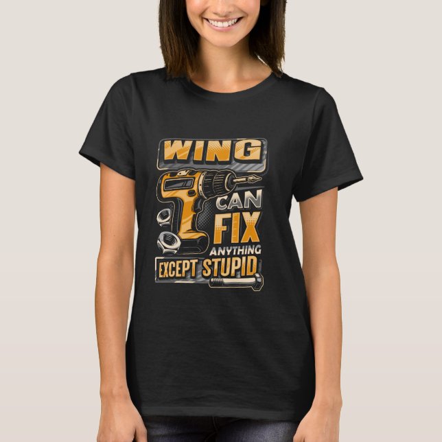 Efternamn Wing Kan Fixa Vad Som Helst Utom Dumhete T Shirt (Framsida)