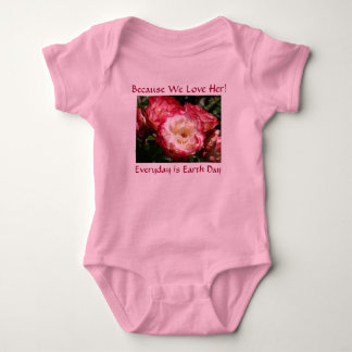 Eftersom vi älskar henne! Små tjejer rosa rosor T Shirt
