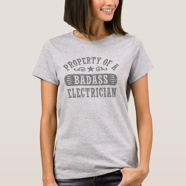 Egendom i Badass Electrician T-shirt (Framsida)