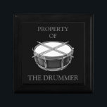 Egendom i Drummer Snare Drum Drumsticks Drumming Minnesask<br><div class="desc">Elegant Egendom i Drummer keepébox med vackra sare drum och drumpar - perfekt för musiker och musik älskare. Vilken underbar gåva till din favorittrumma! Se till att checka ut min butik för mer musikmerch och musikpresentidéer och gå till www.drumjunkiegraphics.com för mer information om trumman! Följ Facebook och Instagram @drumjunkiegraphics</div>
