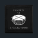 Egendom i Drummer Snare Drum Drumsticks Drumming Minnesask<br><div class="desc">Elegant Egendom i Drummer keepébox med vackra sare drum och drumpar - perfekt för musiker och musik älskare. Vilken underbar gåva till din favorittrumma! Se till att checka ut min butik för mer musikmerch och musikpresentidéer och gå till www.drumjunkiegraphics.com för mer information om trumman! Följ Facebook och Instagram @drumjunkiegraphics</div>